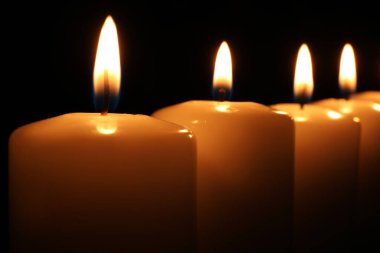 Siyah arka planda yanan mumlar, yakın plan. Hafıza Günü