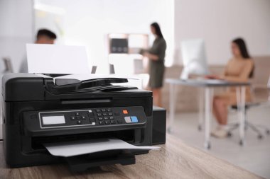 Ofisteki yeni modern yazıcı. Metin için boşluk