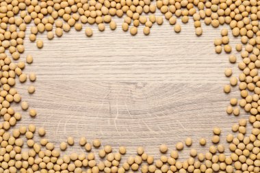 Ahşap masadaki soya çerçevesi, düz uzanmış. Metin için boşluk