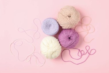 Pembe arka planda yumuşak yün iplikler, düz uzanmış