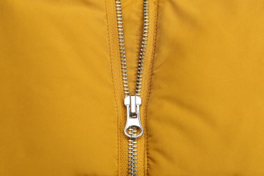 Arka planda fermuar olan sarı ceket, üst görünüm