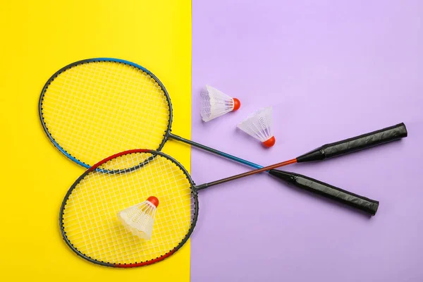 Rackets Shuttlecocks Kleur Achtergrond Plat Lay Badminton Uitrusting — Stockfoto