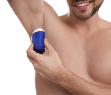 Deodorant kullanan adam beyaza izole edilmiş, yakın plan.