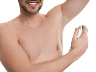 Deodorant kullanan adam beyaza izole edilmiş, yakın plan.