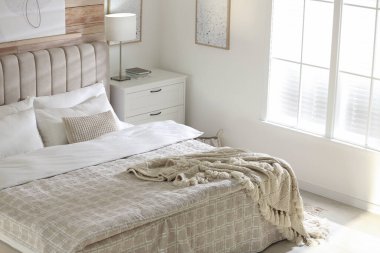 Geniş, rahat yataklı, şık bir oda. 