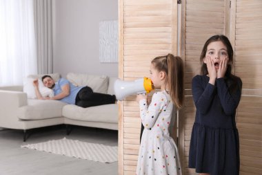 Megafonlu şirin çocuklar babalarını evde uyandırıyor.