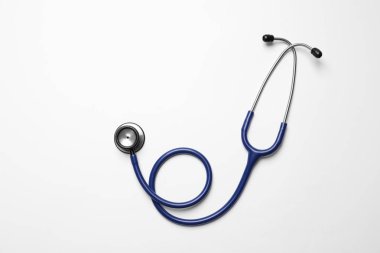 Beyaz arka planda steteskop, üst manzara. Metin için boşluk