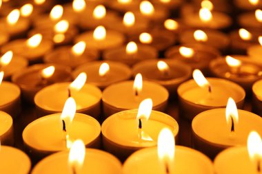 Arka plan olarak yanan mumlar. Hafıza Günü