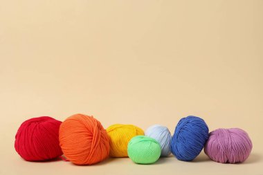 Bej arkaplanda yumuşak renkli yün iplikler, metin için boşluk