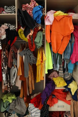Kıyafetleri farklı olan dağınık bir gardırop. Hızlı moda konsepti