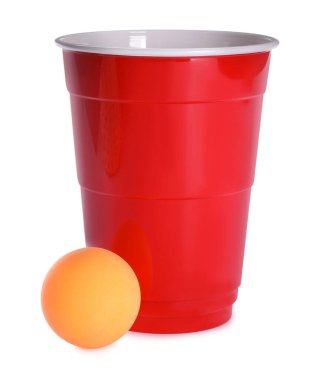 Beyaz arka planda bira pongu için plastik bardak ve top