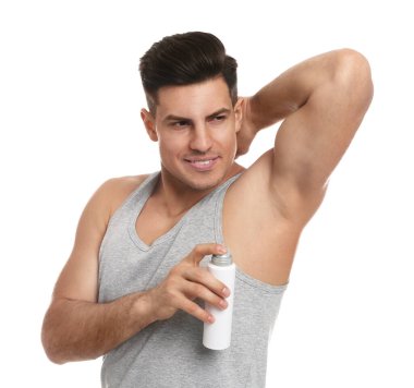 Beyaz arka planda koltuk altına deodorant süren yakışıklı bir adam.