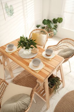 Şık ahşap yemek masası ve odada sandalyeler. İç tasarım