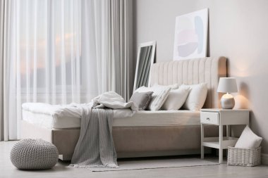 Geniş, rahat yataklı, şık bir oda. 