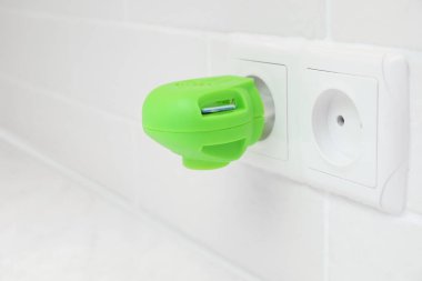 Evde prize takılı böcek kovucu plakalı elektrikli sivrisinek aygıtı