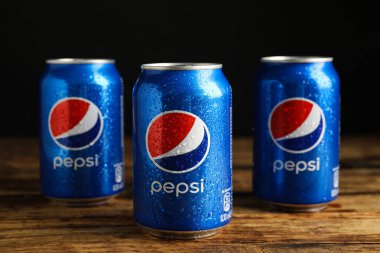 MYKOLAIV, UKRAINE - 9 Şubat 2021: Ahşap masada bir sürü Pepsi kutusu