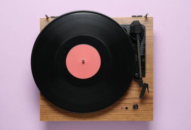 Işık arkaplanında vinil plaklı modern turntable, üst görünüm
