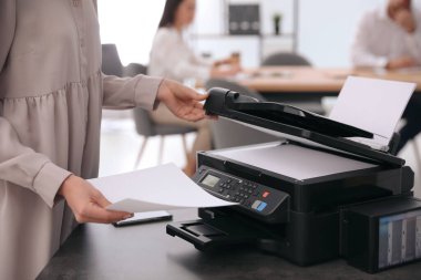 Ofisteki modern yazıcıyı kullanan çalışan, yakın plan