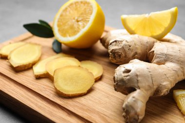 Tahtada taze limon ve zencefil, yakın plan.