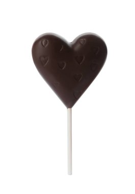 Çikolatadan yapılmış kalp şeklindeki lolipop beyaza izole edilmiş.