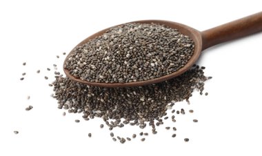 Beyaz zemin üzerinde chia tohumları olan tahta kaşık.