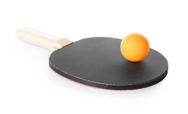 Ping pong raketi ve topu beyaza izole edilmiş.
