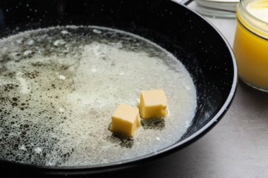 Kızartma tavasında eriyen tereyağı, yakın çekim görüntüsü