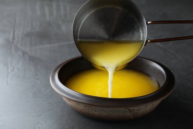 Tereyağını siyah masaya dökmek.