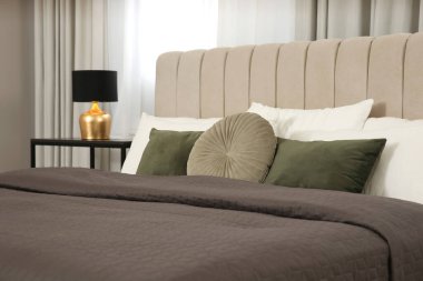 Rahat çift kişilik yataklı güzel bir otel odası.