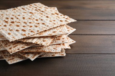 Ahşap masada bir yığın matzos, yakın plan. Metin için boşluk
