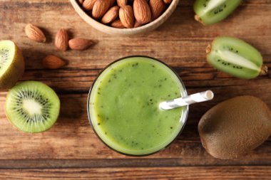 Lezzetli kivi püresi ve ahşap masa üzerindeki malzemeler.