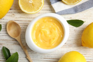 Lezzetli limon ezmesi beyaz ahşap masada, düz yerde.