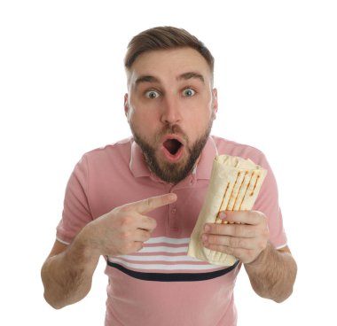 Beyaz arka planda lezzetli shawarması olan duygusal genç bir adam.