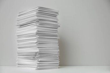Beyaz masada kağıt çarşaf yığını. Metin için boşluk