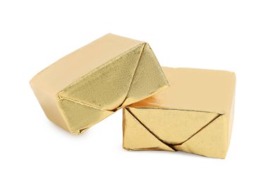 Beyaz arka planda Bouillon küpleri. Çorba konsantresi