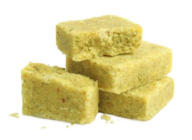 Beyaz arka planda Bouillon küpleri. Çorba konsantresi