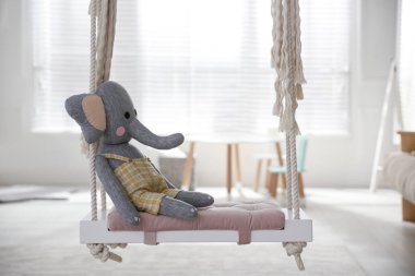 Odada oyuncak fil varken güzel salıncak. Şık iç tasarım