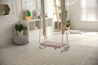 Odada güzel salıncak. Şık iç tasarım