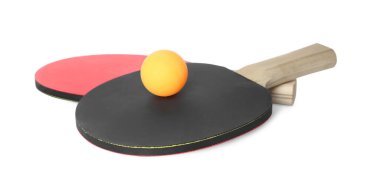Ping pong raketleri ve topu beyaza izole edilmiş.