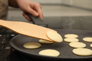 Ocakta spatulayla mısır gevreği hazırlayan kadın, yakın plan.