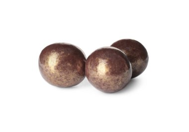 Beyaz arka planda lezzetli altın çikolata şekerlemeleri