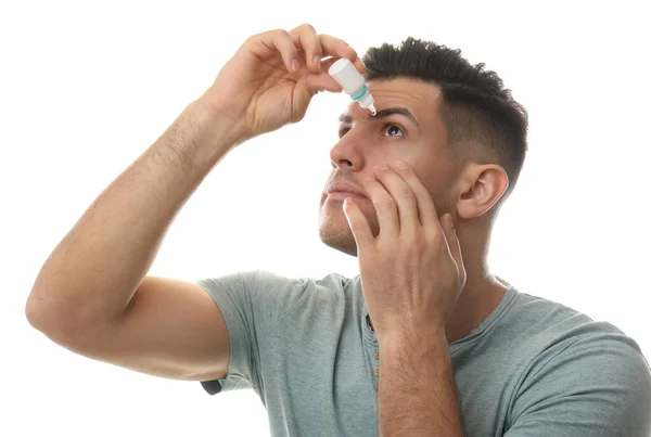 Hombre Usando Gotas Para Los Ojos Sobre Fondo Blanco — Foto de Stock