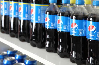 MYKOLAIV, UKRAINE - 10 Şubat 2021: Beyaz rafta Pepsi şişeleri