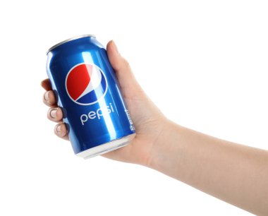 MYKOLAIV, UKRAINE - 10 Şubat 2021: Beyaz arka planda Pepsi kutusunu tutan kadın, yakın plan