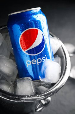 MYKOLAIV, UKRAINE - 11 Şubat 2021: Kova içinde Pepsi ve buz küpleri, yakın plan