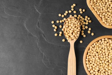 Siyah masada soya, düz yatıyordu. Metin için boşluk