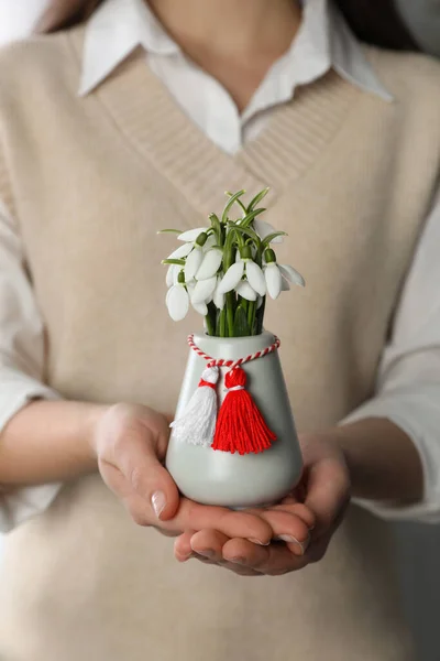 Kobieta Trzyma Wazon Pięknymi Kroplami Śniegu Tradycyjnym Martisor Zbliżenie Symbol — Zdjęcie stockowe