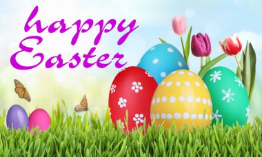 Mutlu Paskalyalar. Açık havada yeşil çimlerde parlak yumurtalar ve bahar çiçekleri.