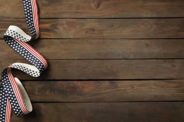 Amerikan bayrak desenli kurdele ahşap masa, üst görünüm ve metin için boşluk. Anma Günü