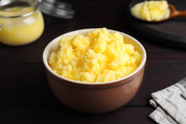 Bir kase Ghee yağı ahşap masada, yakın plan.